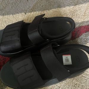 Brand new size 9 never worn LA Cloud sandals by ugg